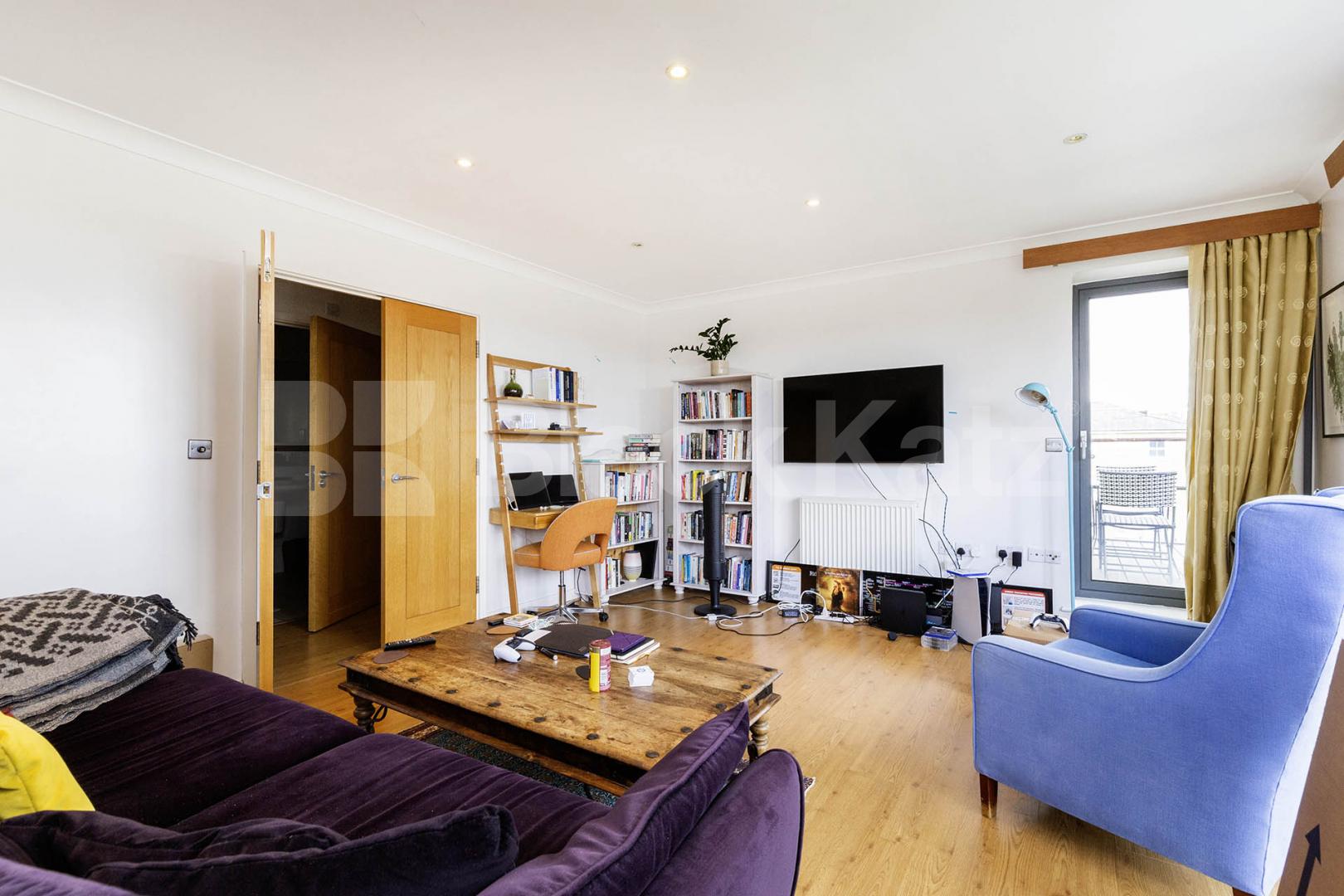 Luxury modern development with two bathrooms huge lounge & two double bedrooms Canal Boulevard, Camden